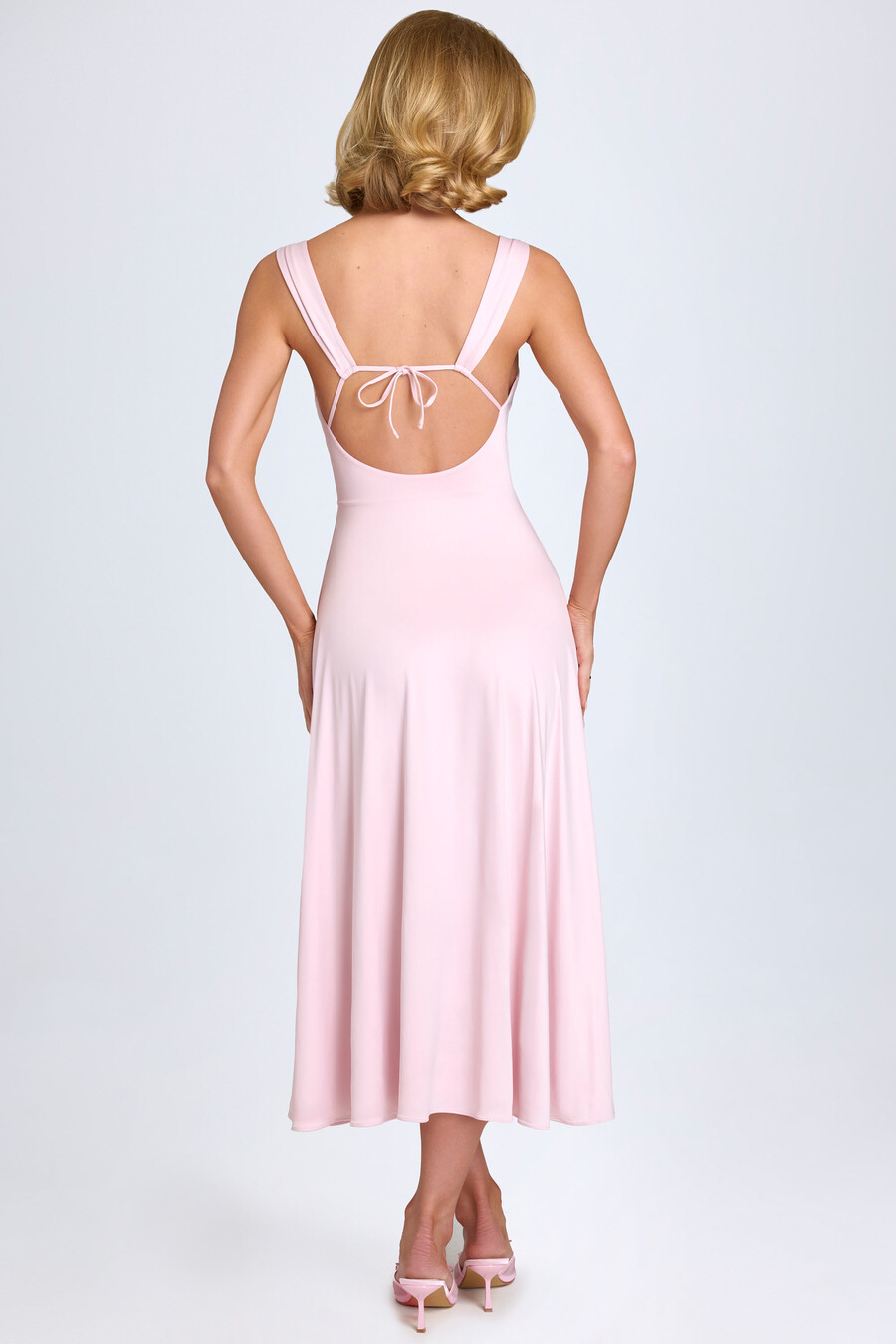 vestido midi franzido com decote coração na cor rosa claro