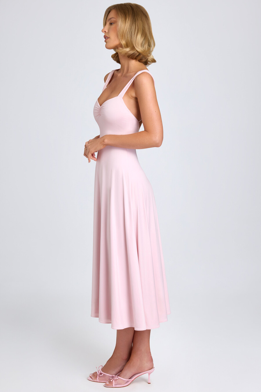 vestido midi franzido com decote coração na cor rosa claro
