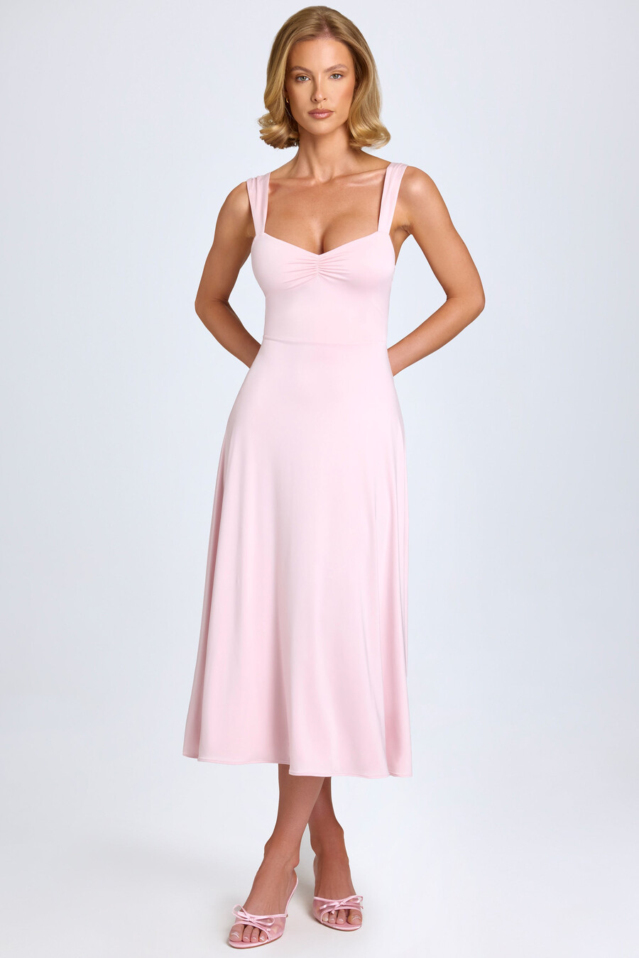 vestido midi franzido com decote coração na cor rosa claro