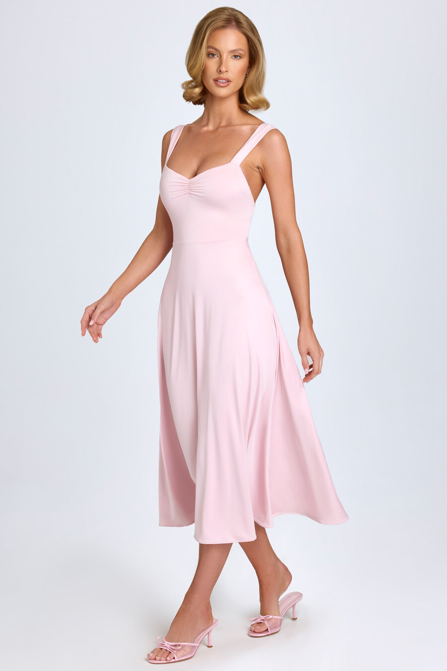 vestido midi franzido com decote coração na cor rosa claro
