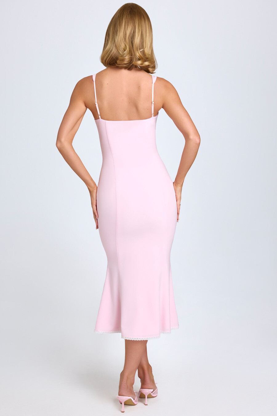 vestido midi com detalhes em renda na cor rosa claro.