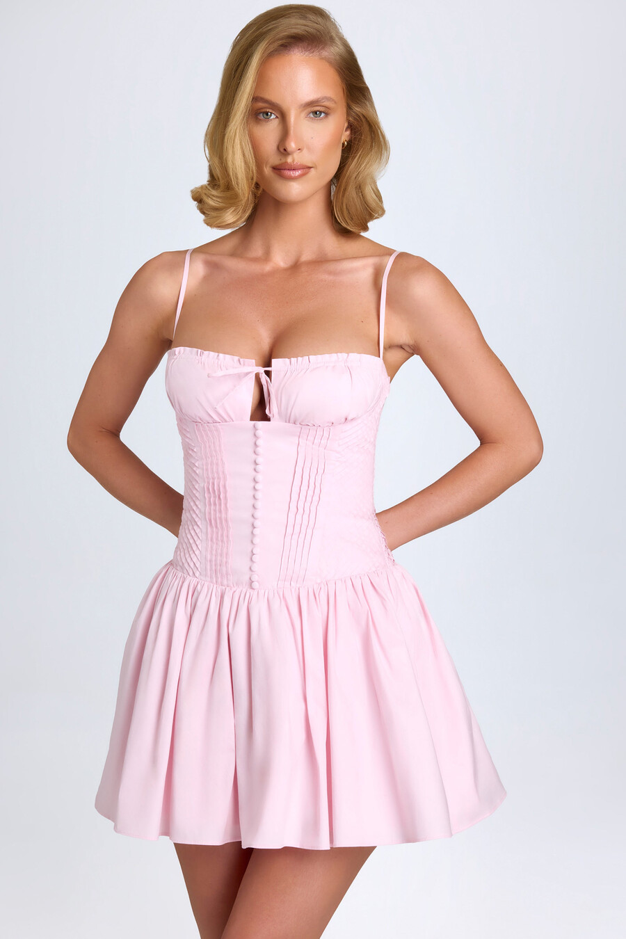 vestido curto franzido com pregas na cor rosa claro