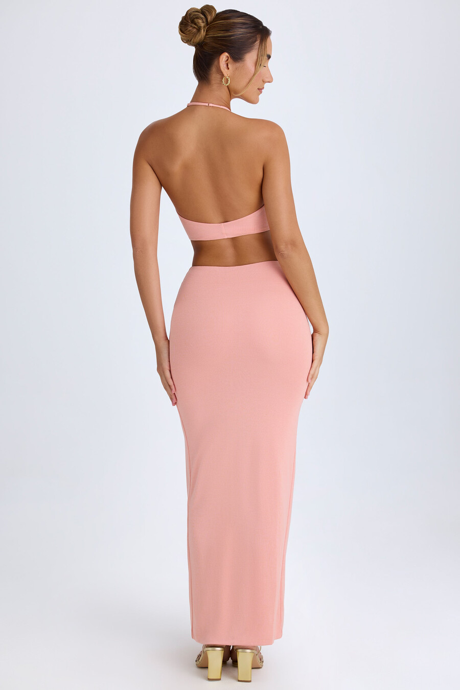vestido longo com decote halter e recortes na cor rosa damasco.