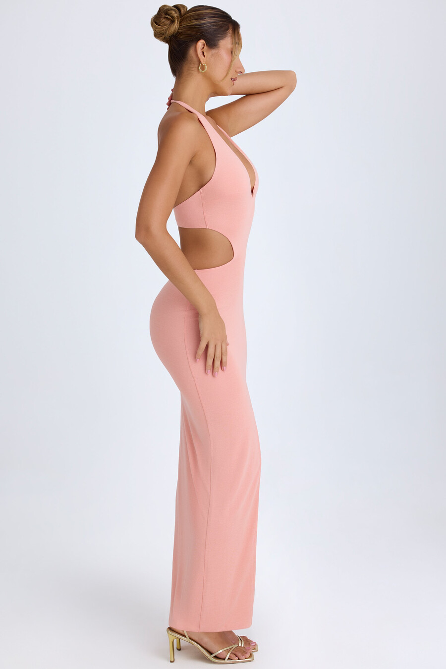 vestido longo com decote halter e recortes na cor rosa damasco.