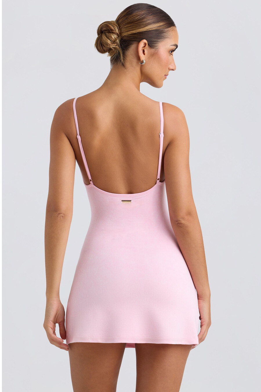 vestido curto esportivo canelado sem costura em corte a na cor rosa gelo lavado