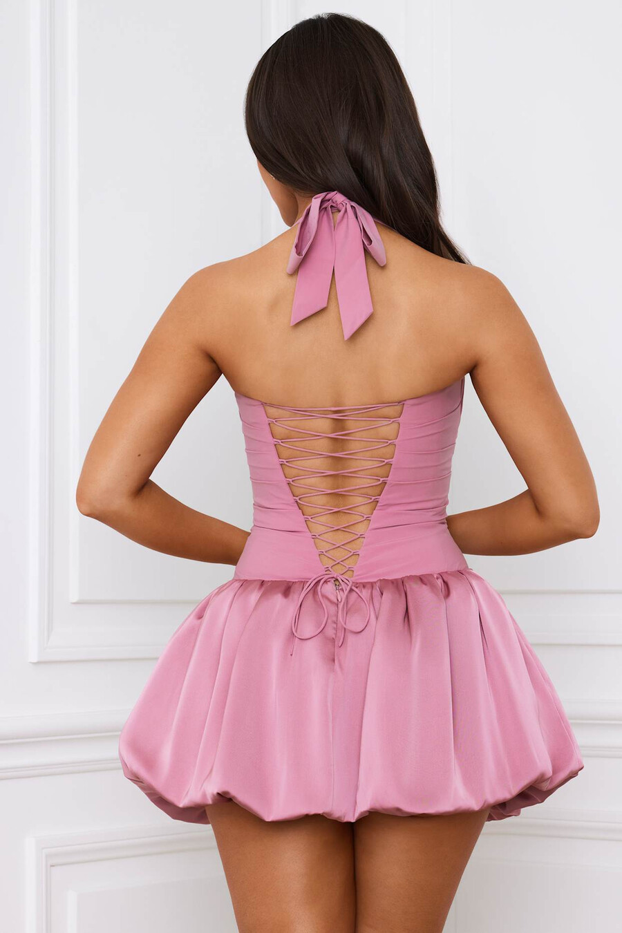 vestido micro mini com corpete amarração no pescoço e barra balonê na cor malva.