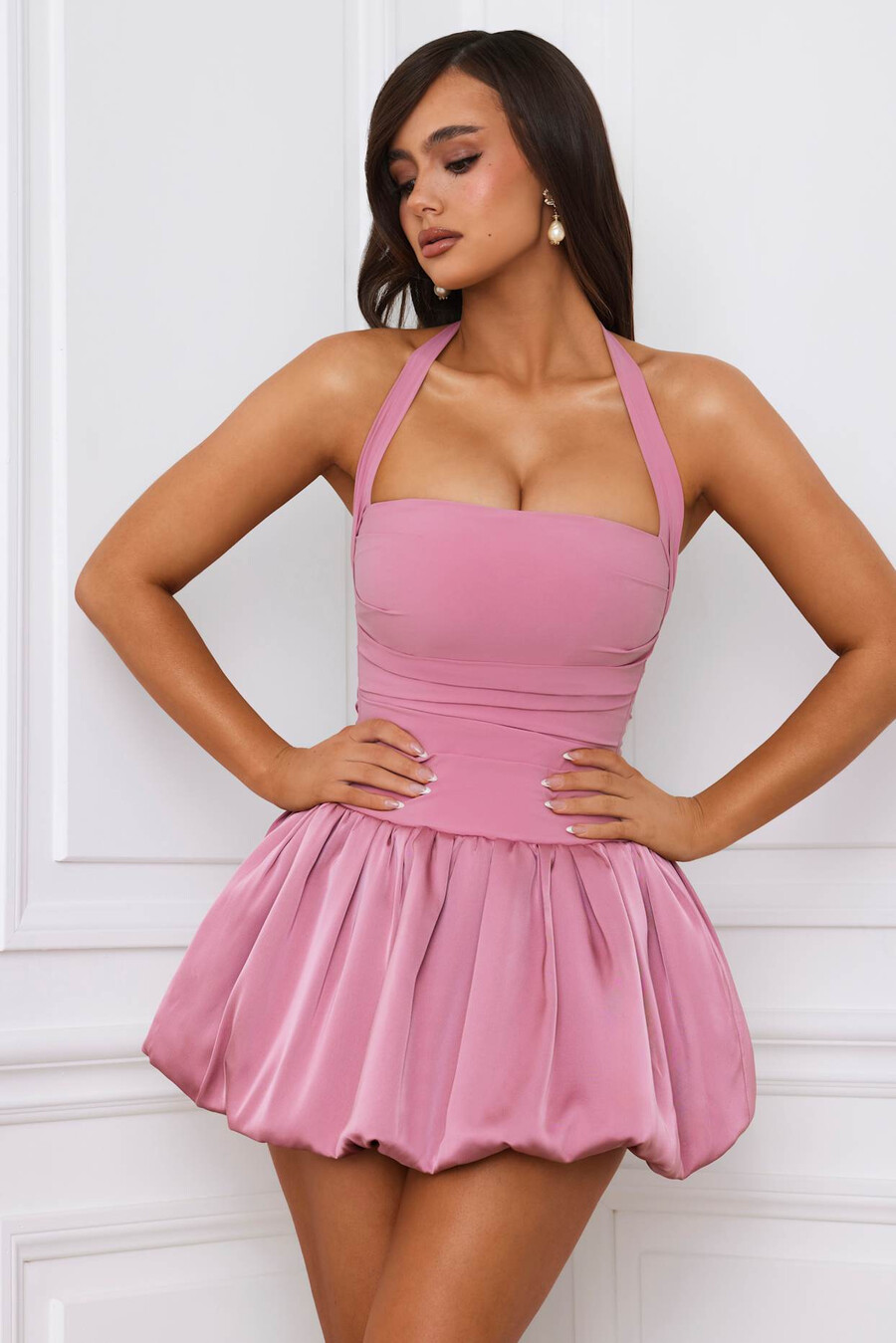 vestido micro mini com corpete amarração no pescoço e barra balonê na cor malva.