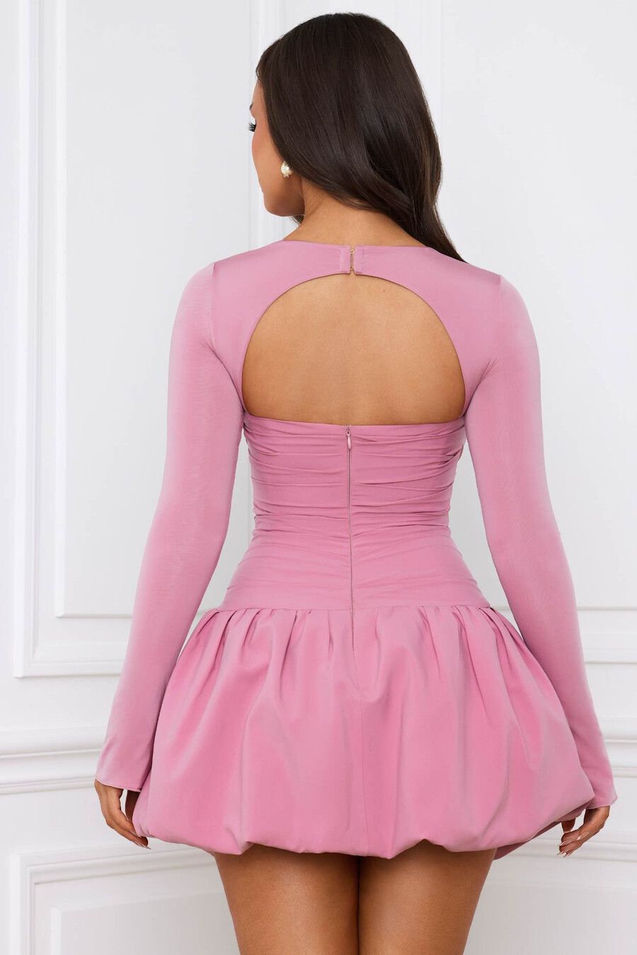 vestido curto de manga comprida com barra balonê na cor malva.