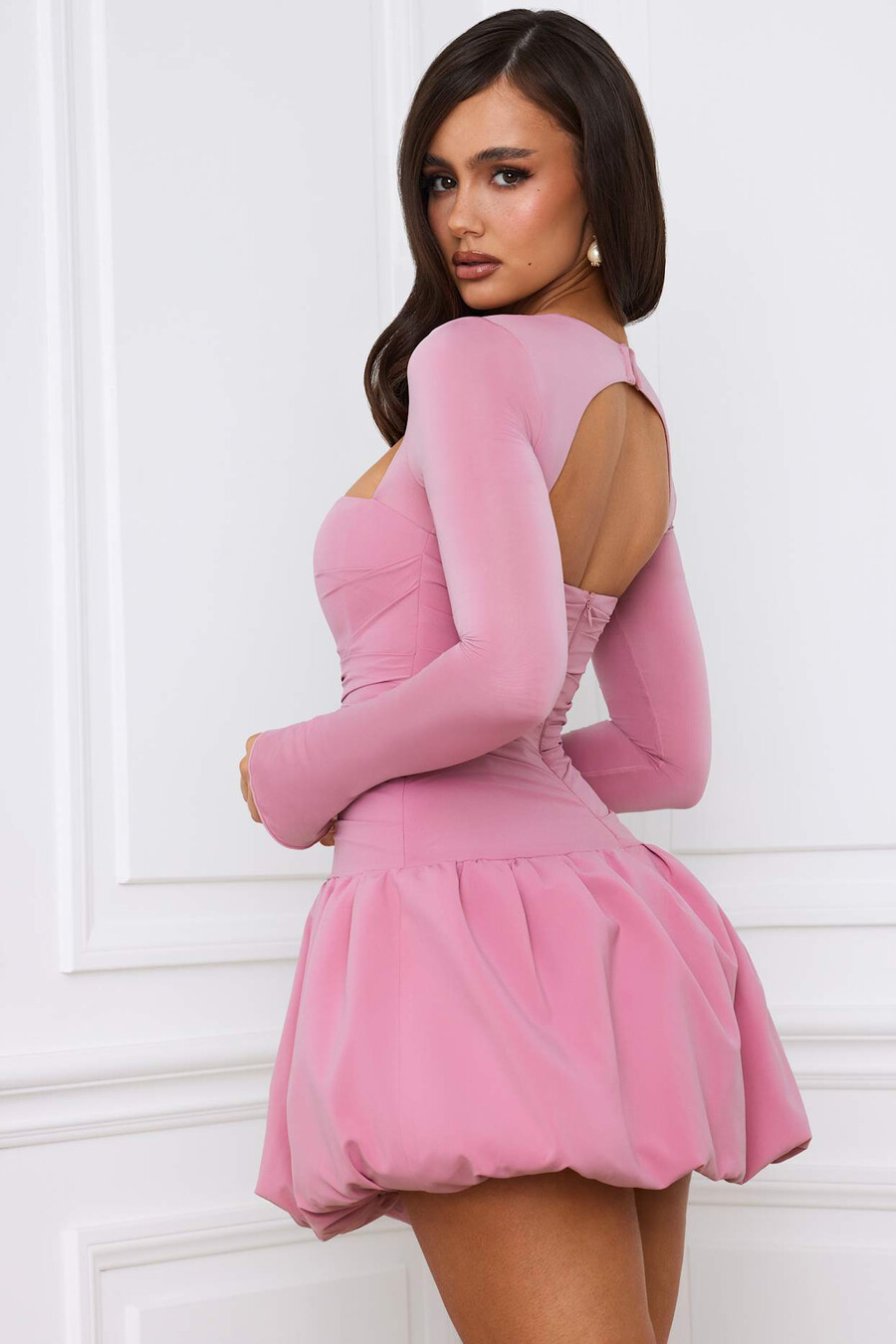 vestido curto de manga comprida com barra balonê na cor malva.