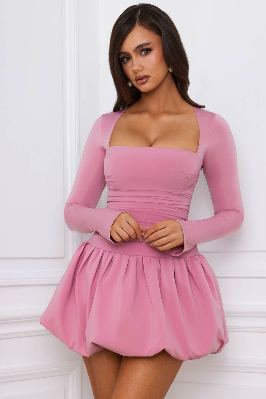 vestido curto de manga comprida com barra balonê na cor malva.
