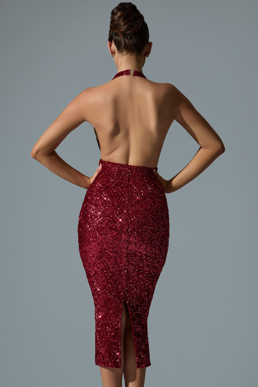 vestido midi vermelho com recortes e costas abertas adornadas.