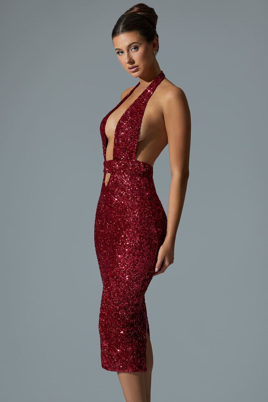 vestido midi vermelho com recortes e costas abertas adornadas.
