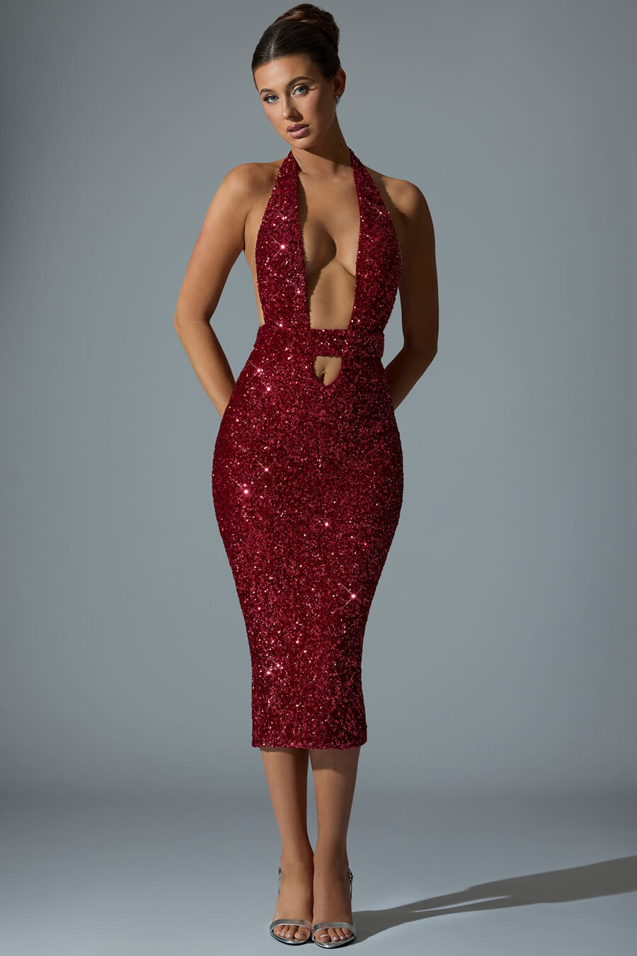 vestido midi vermelho com recortes e costas abertas adornadas.