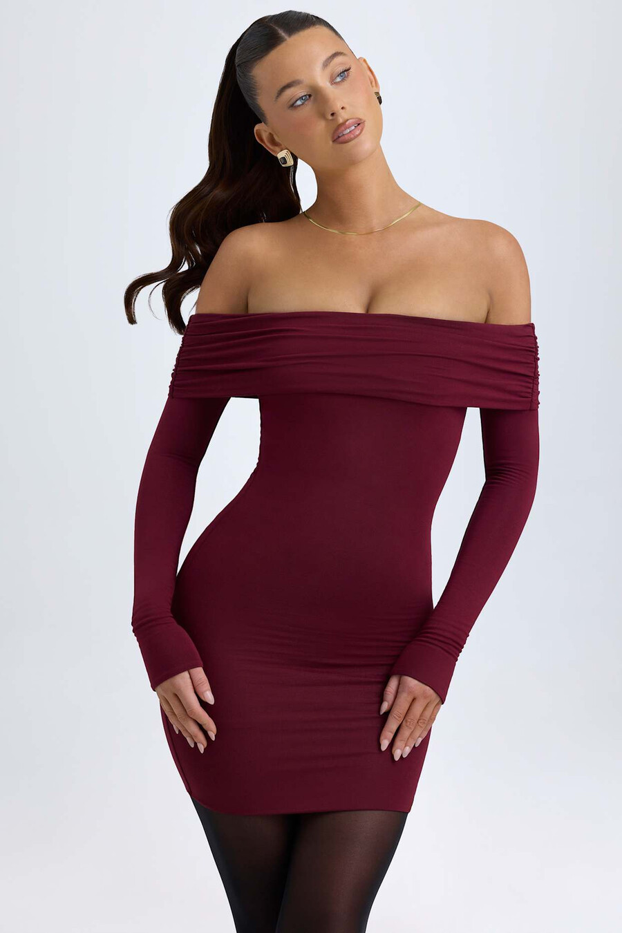 vestido curto ombro a ombro em modal na cor vermelho vinho