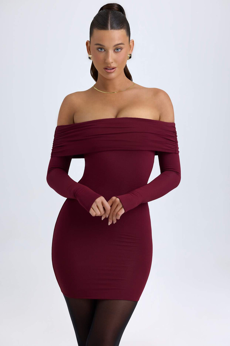vestido curto ombro a ombro em modal na cor vermelho vinho