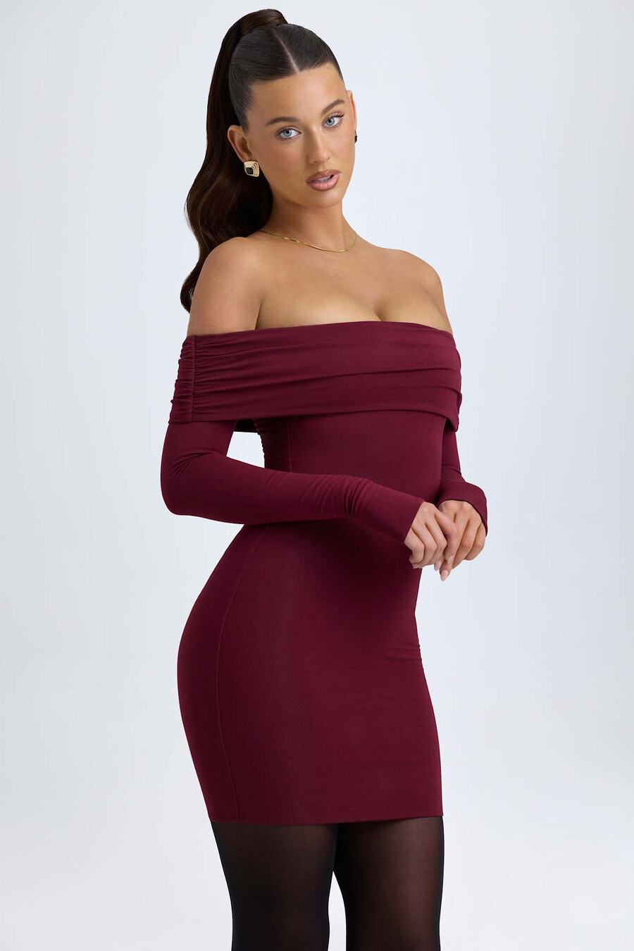vestido curto ombro a ombro em modal na cor vermelho vinho