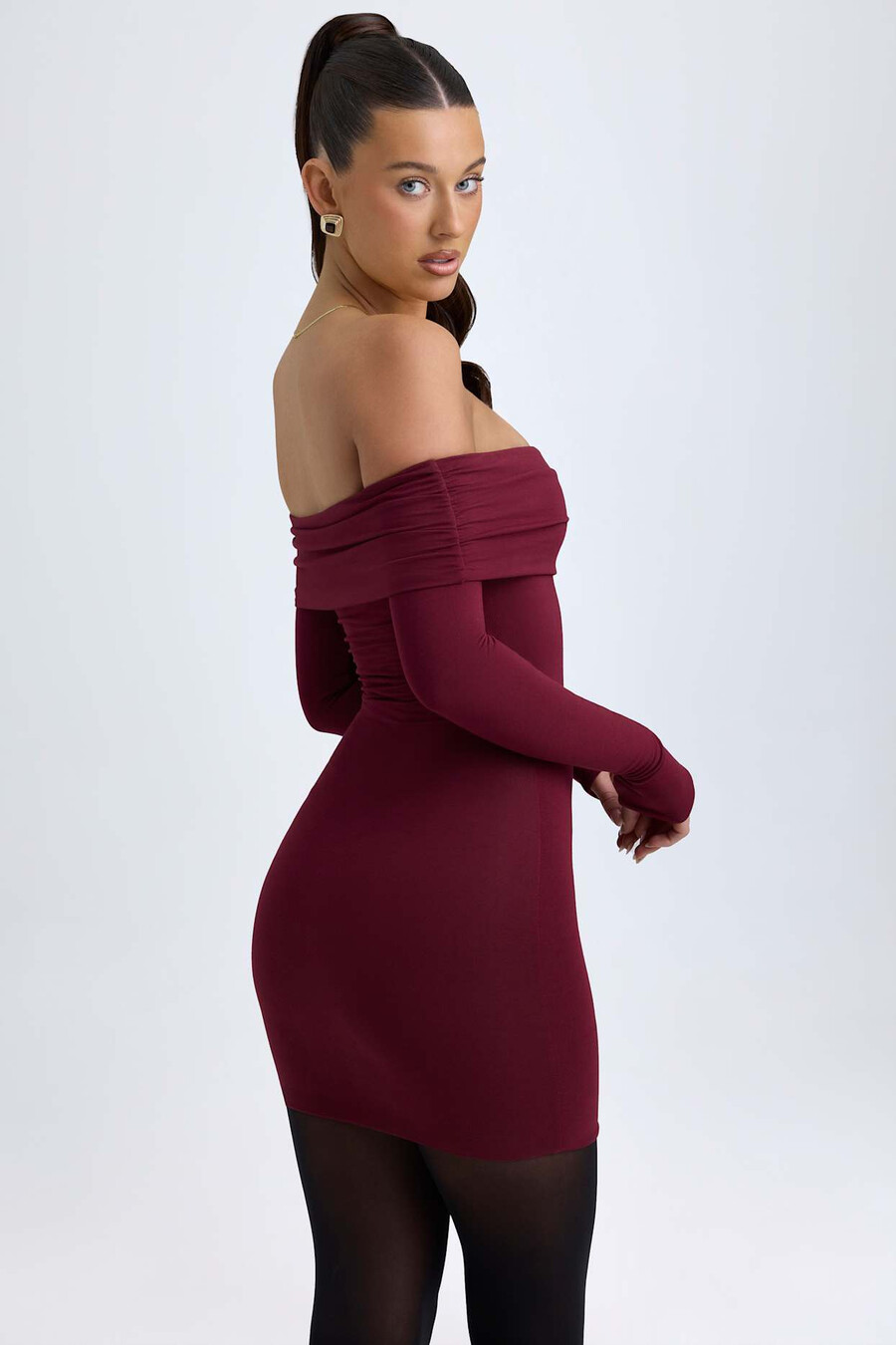 vestido curto ombro a ombro em modal na cor vermelho vinho