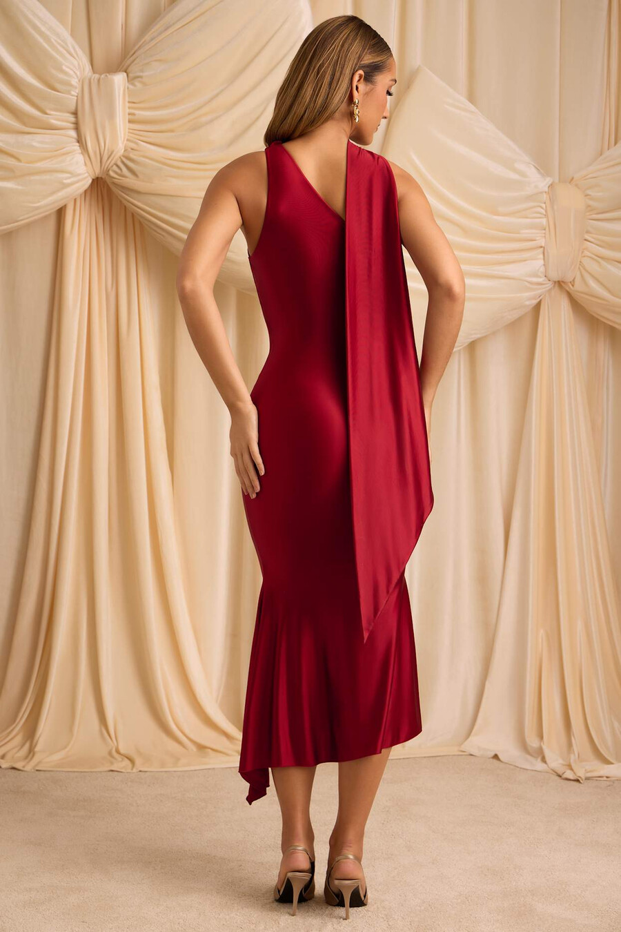 vestido midi assimétrico com detalhe de lenço na cor vermelho vivo.