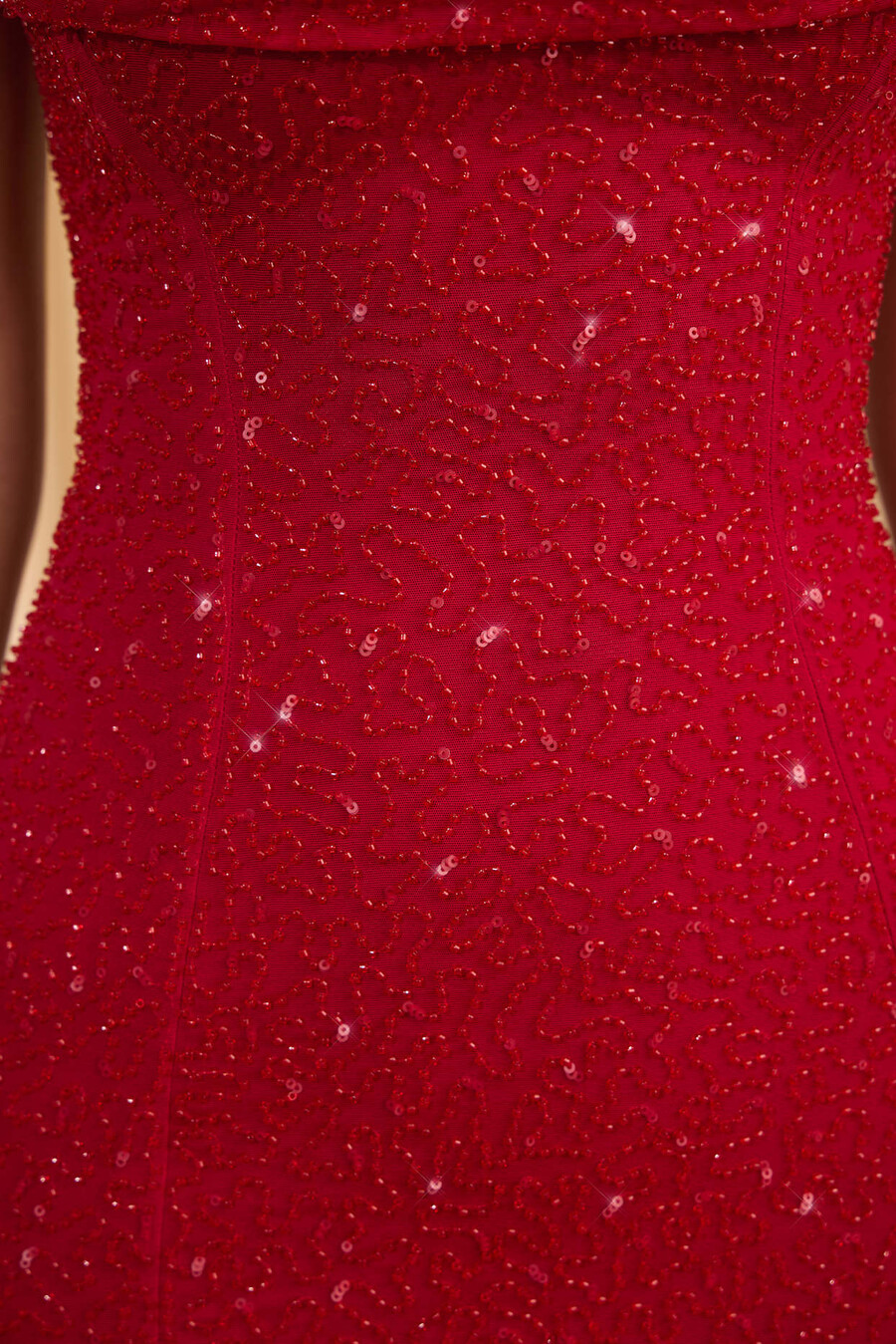 vestido curto tomara que caia com decote drapeado e aplicações na cor vermelho vivo.