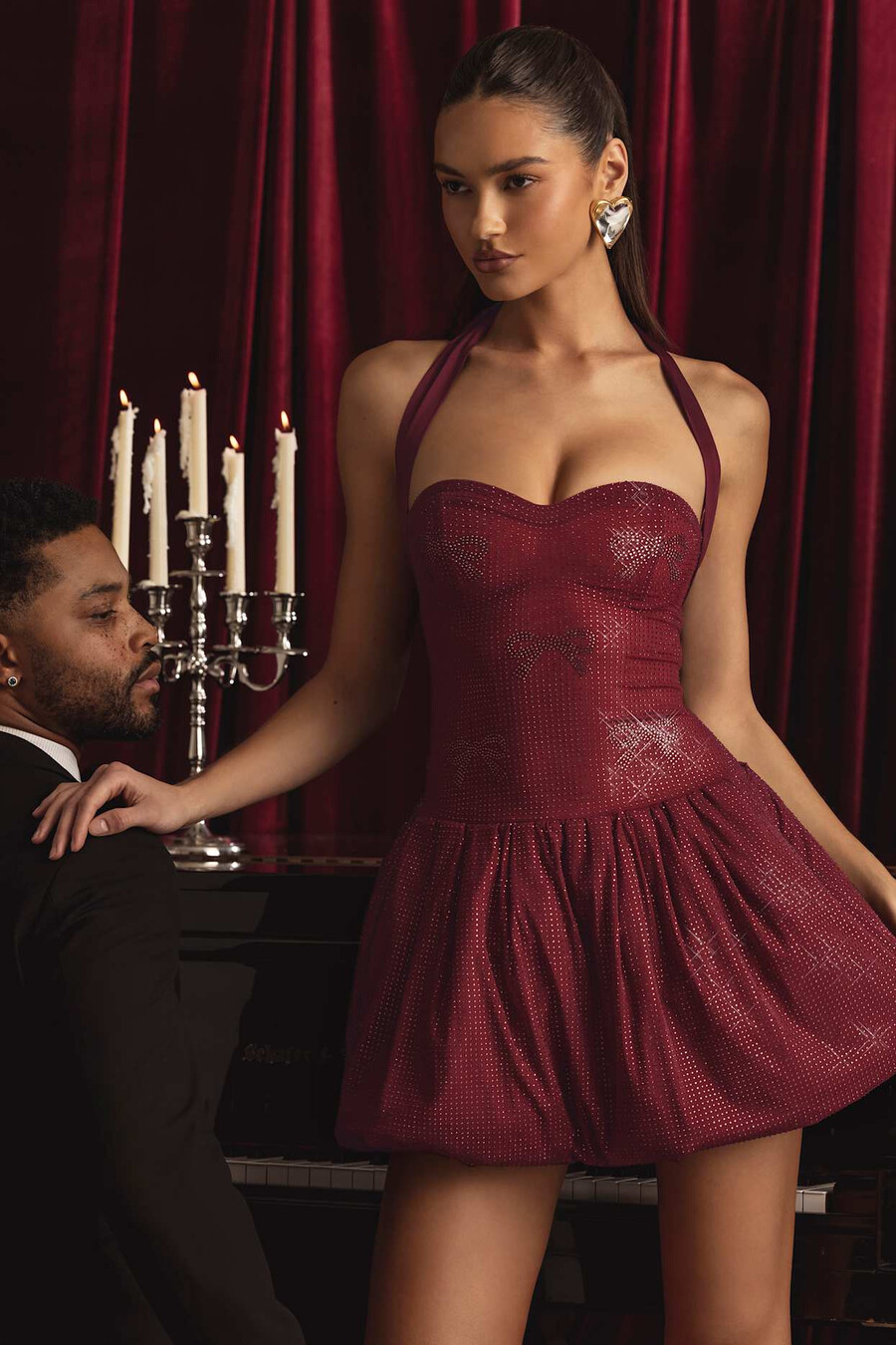 vestido curto com decote halter e barra balonê bordado na cor vermelho vinho.