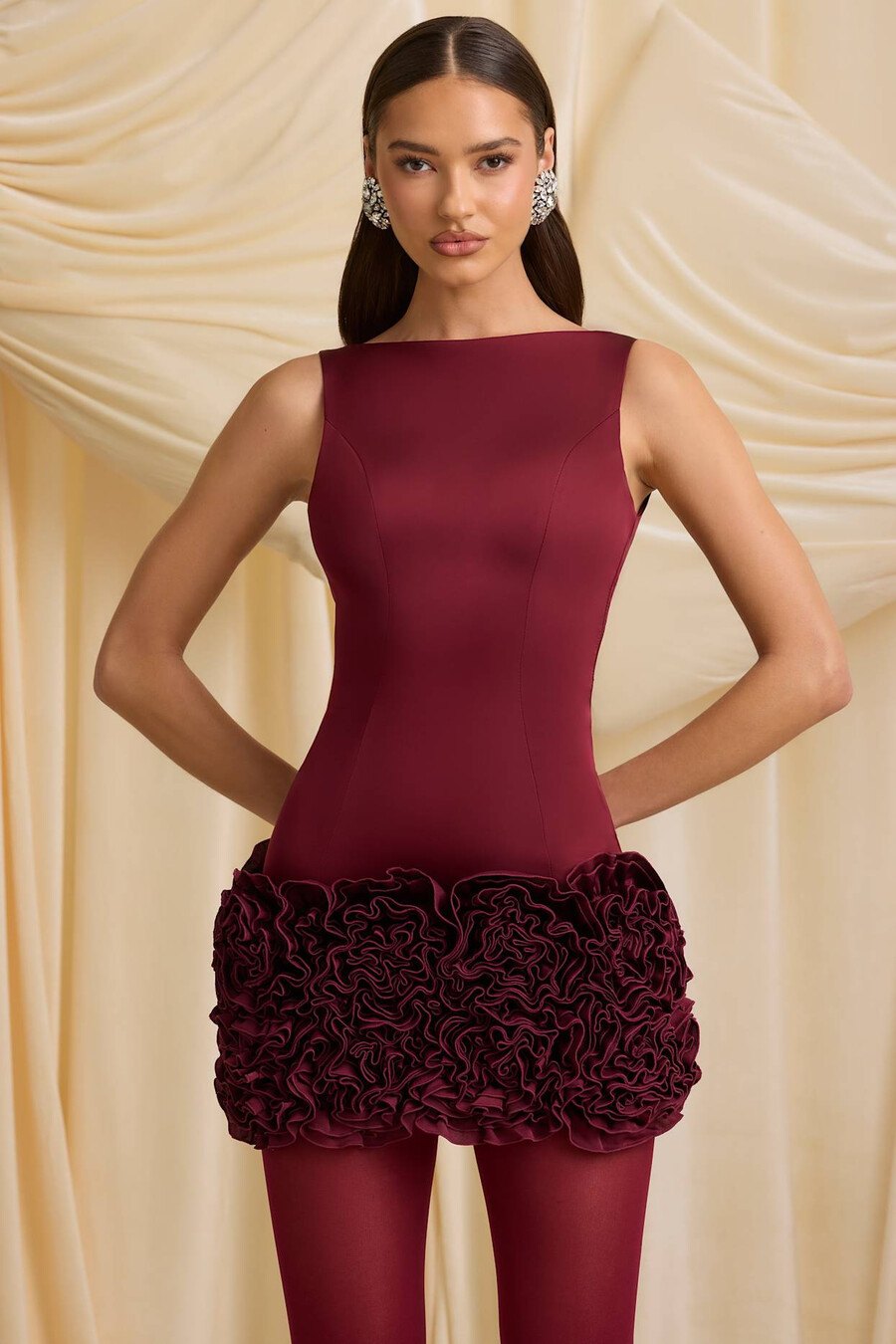 vestido curto com apliques e costas abertas na cor vermelho vinho