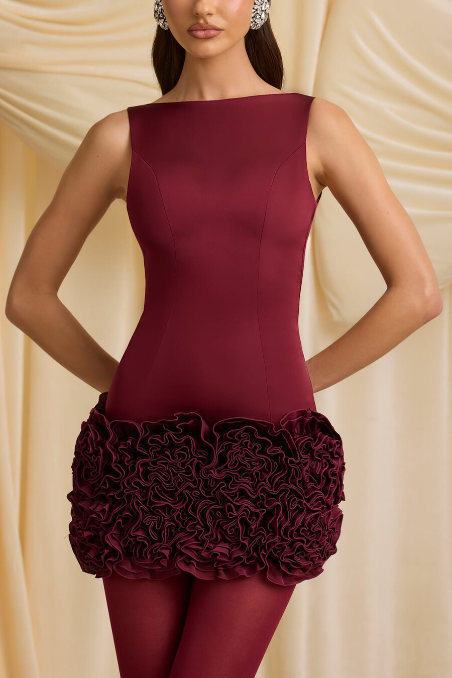 vestido curto com apliques e costas abertas na cor vermelho vinho