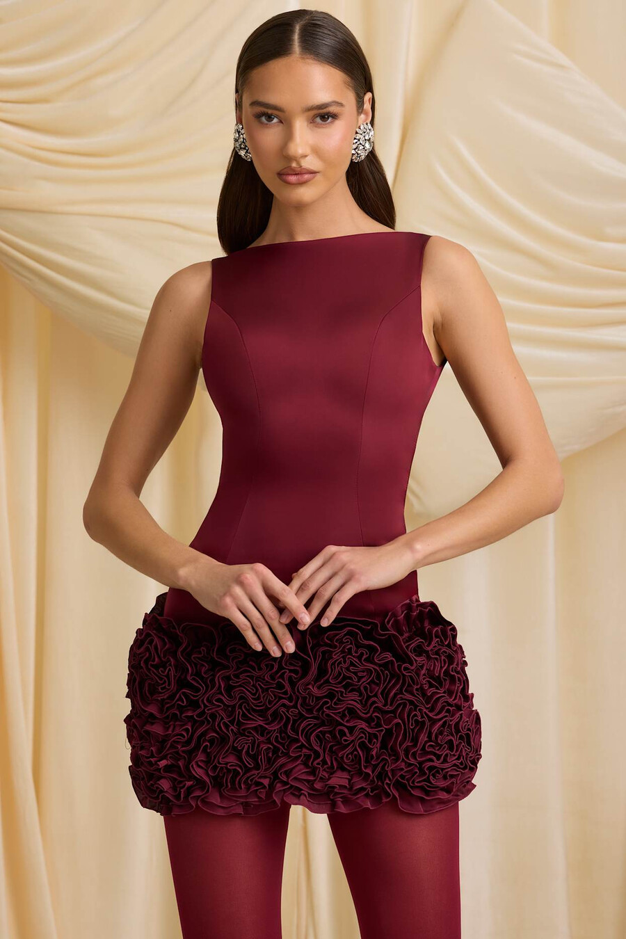 vestido curto com apliques e costas abertas na cor vermelho vinho