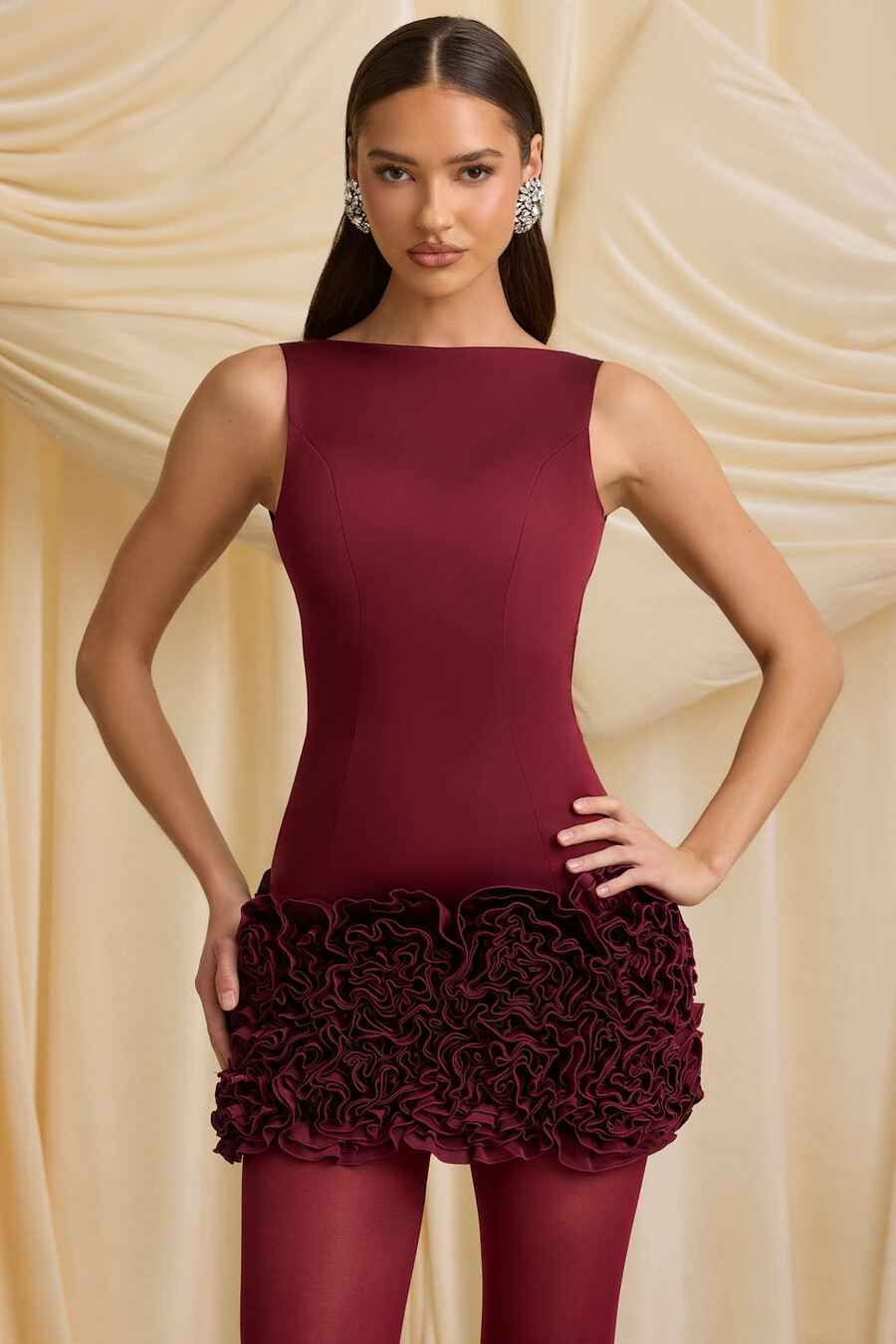 vestido curto com apliques e costas abertas na cor vermelho vinho