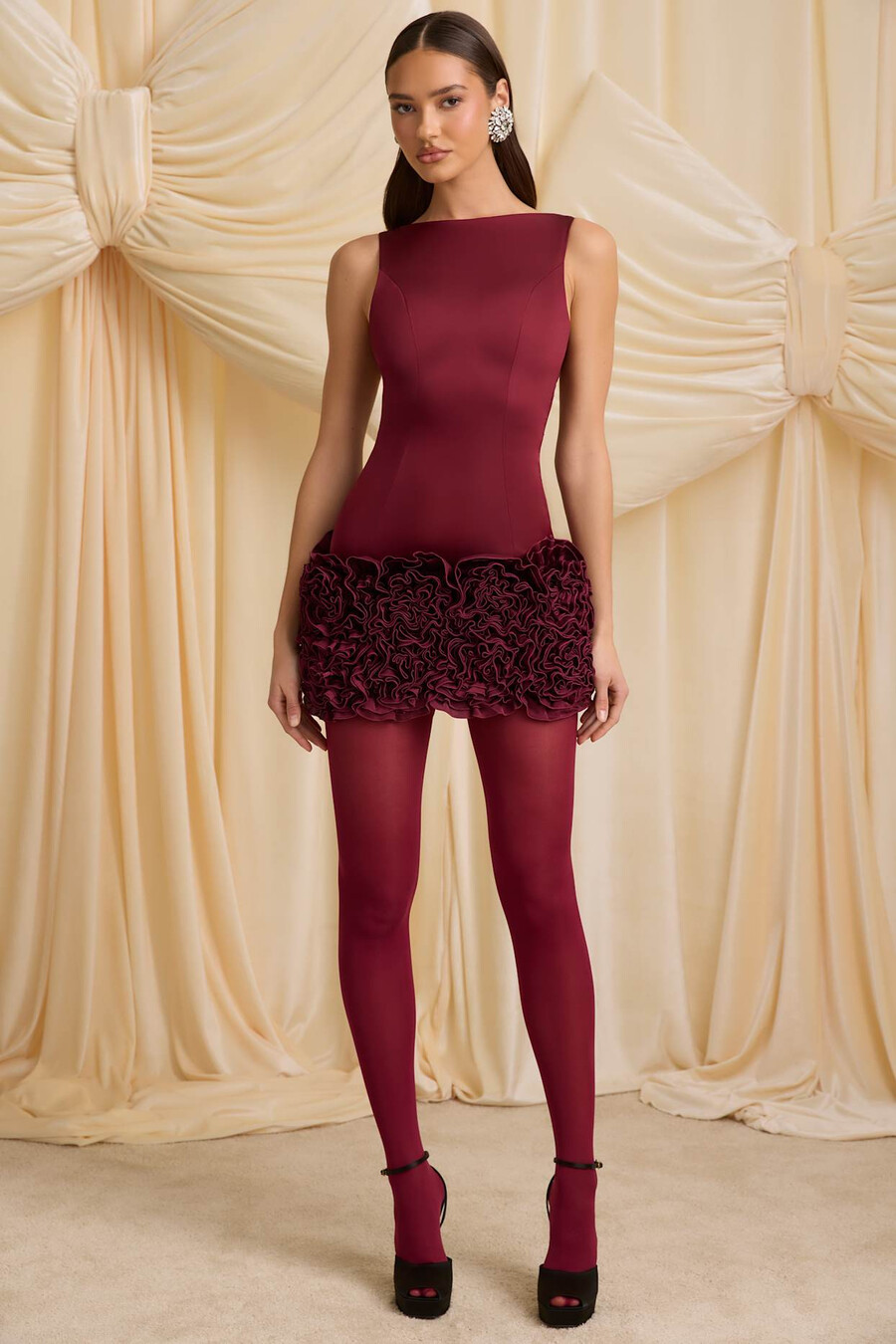 vestido curto com apliques e costas abertas na cor vermelho vinho