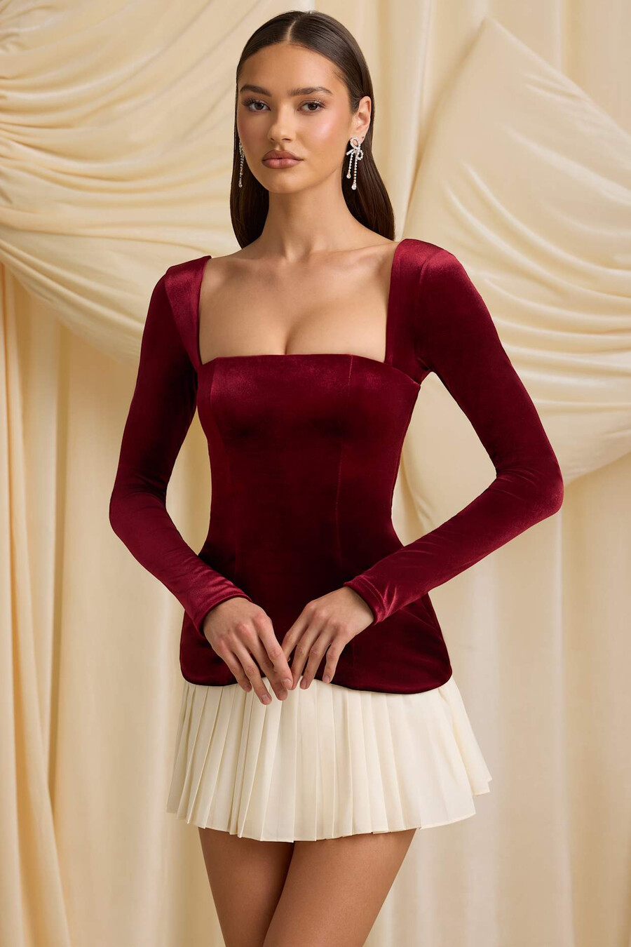 vestido curto com corpete plissado em camadas na cor vermelho vinho