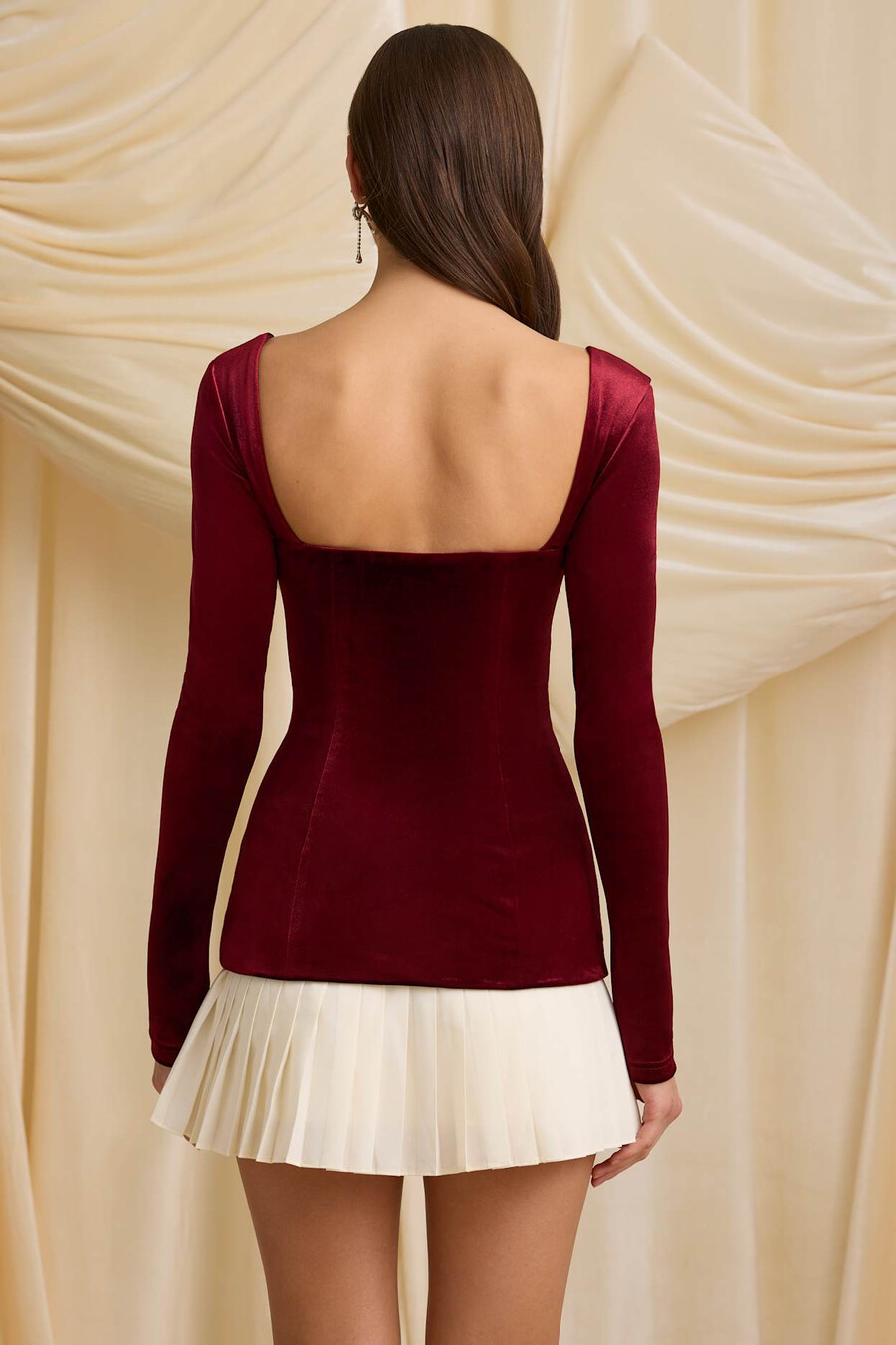 vestido curto com corpete plissado em camadas na cor vermelho vinho