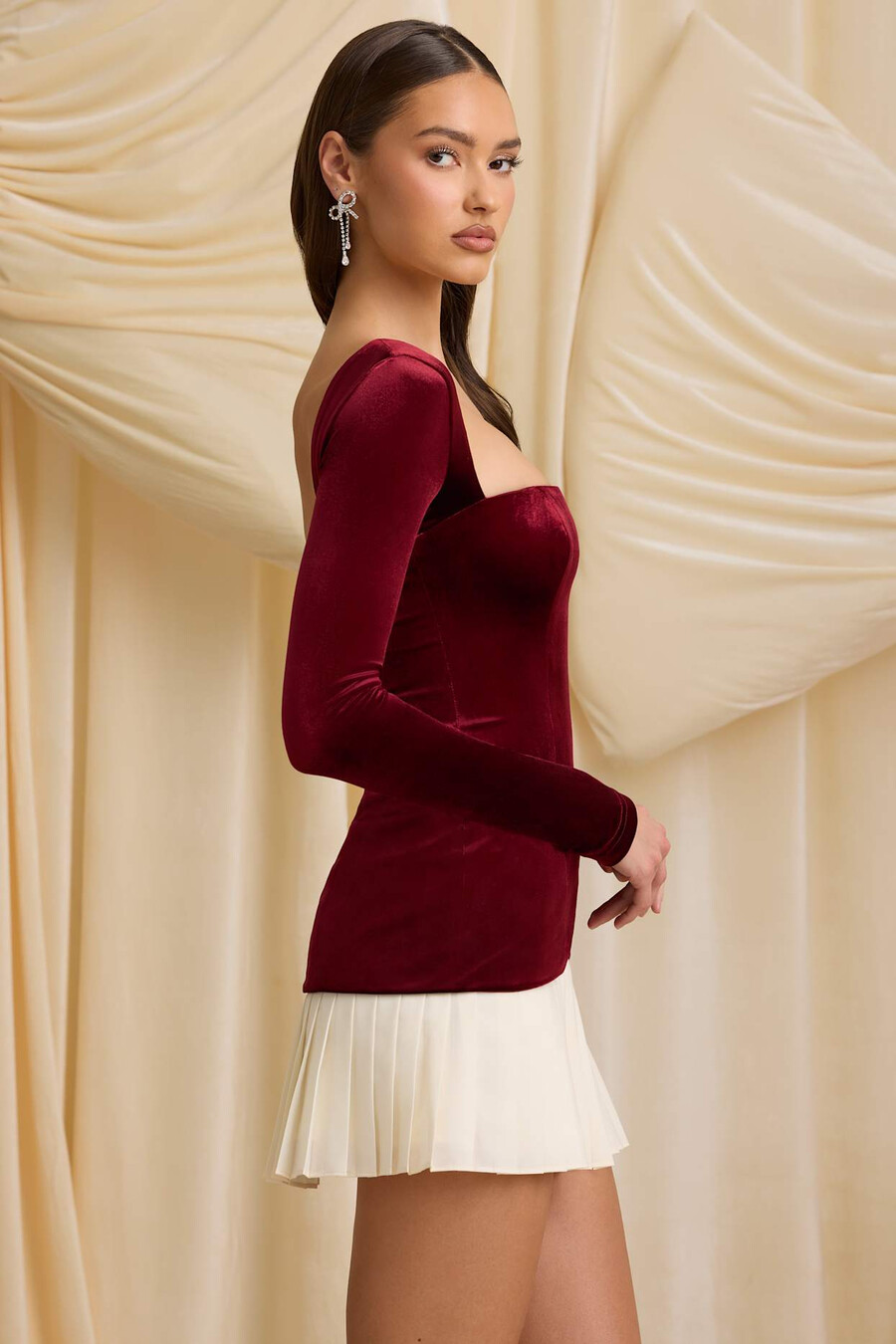 vestido curto com corpete plissado em camadas na cor vermelho vinho