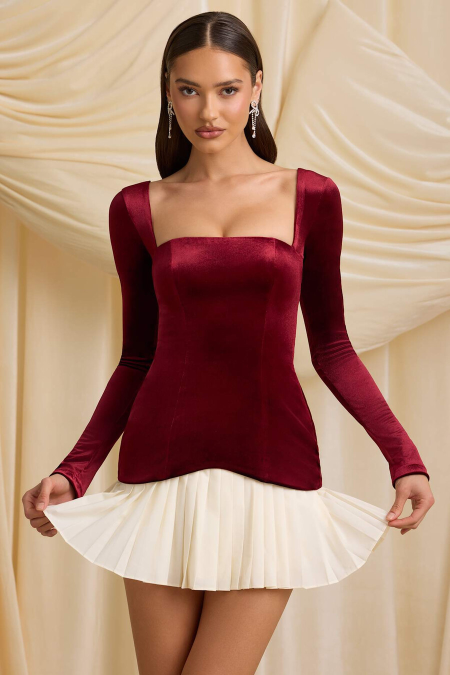 vestido curto com corpete plissado em camadas na cor vermelho vinho