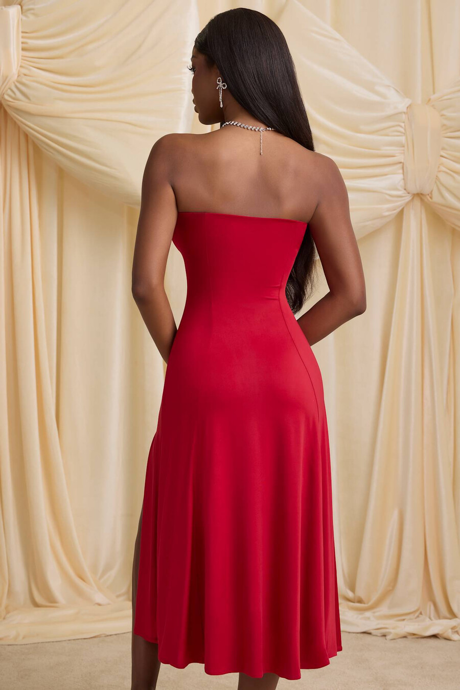 vestido midi tomara que caia em jersey justo na cor vermelho vivo.