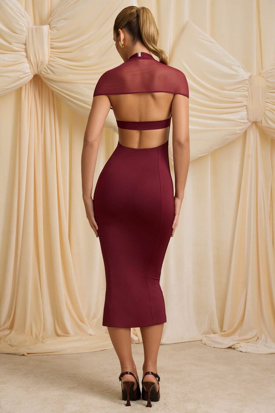 vestido midi de malha justa com costas abertas na cor vermelho vinho.