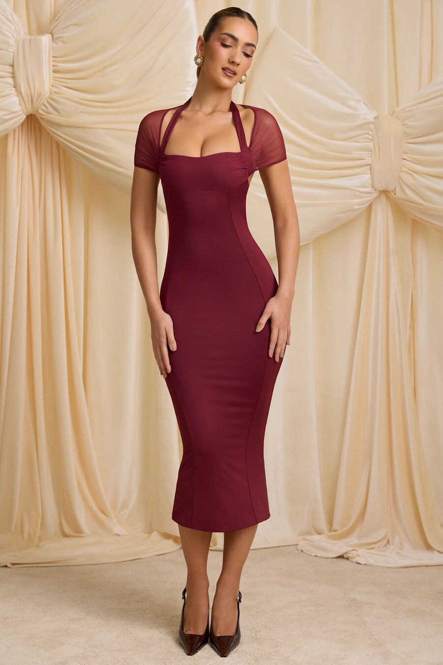 vestido midi de malha justa com costas abertas na cor vermelho vinho.
