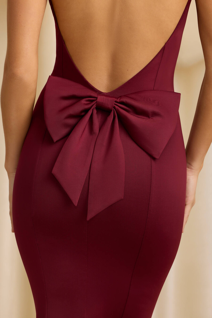 vestido midi em jérsei justo com detalhe de laço na cor vermelho vinho.