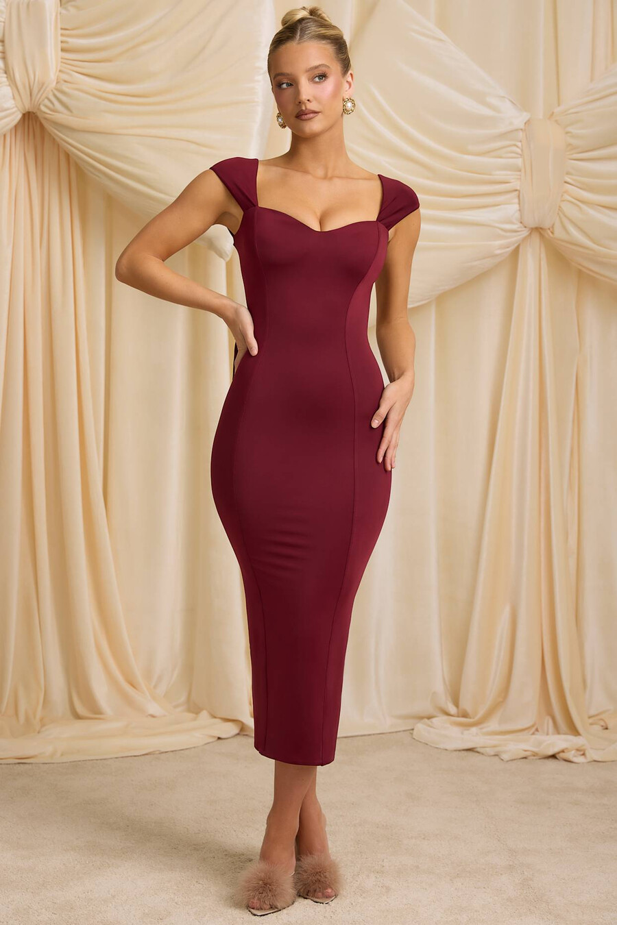 vestido midi em jérsei justo com detalhe de laço na cor vermelho vinho.