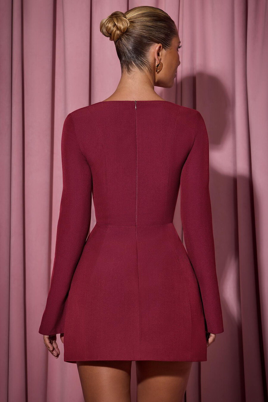 vestido mini tulipa estruturado com decote quadrado na cor vermelho vinho