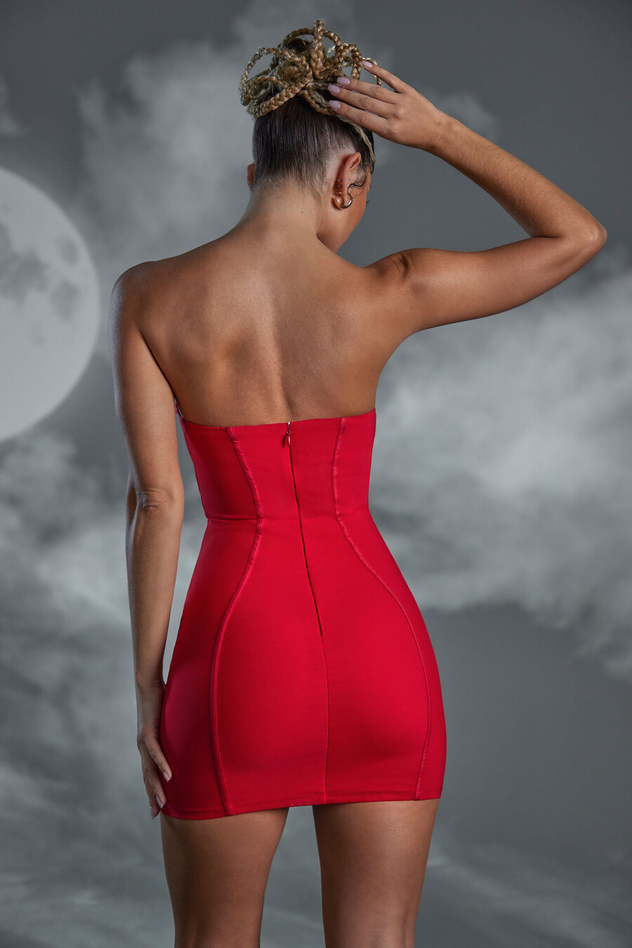 vestido curto bandeau com amarração nas costas vermelho.