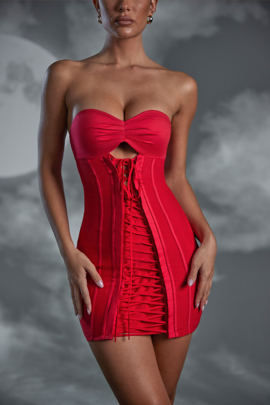 vestido curto bandeau com amarração nas costas vermelho.