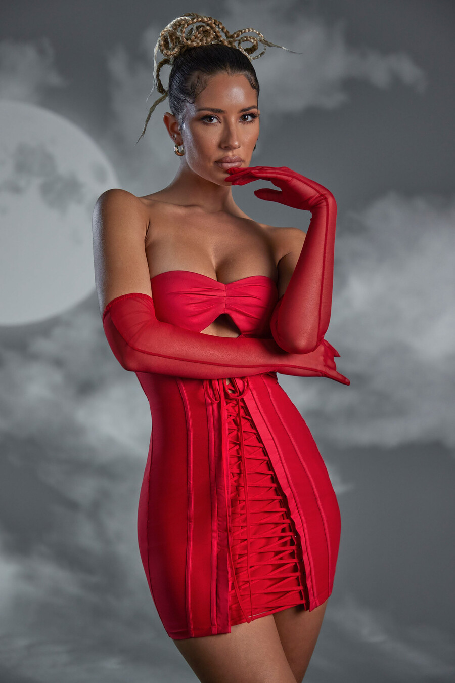 vestido curto bandeau com amarração nas costas vermelho.