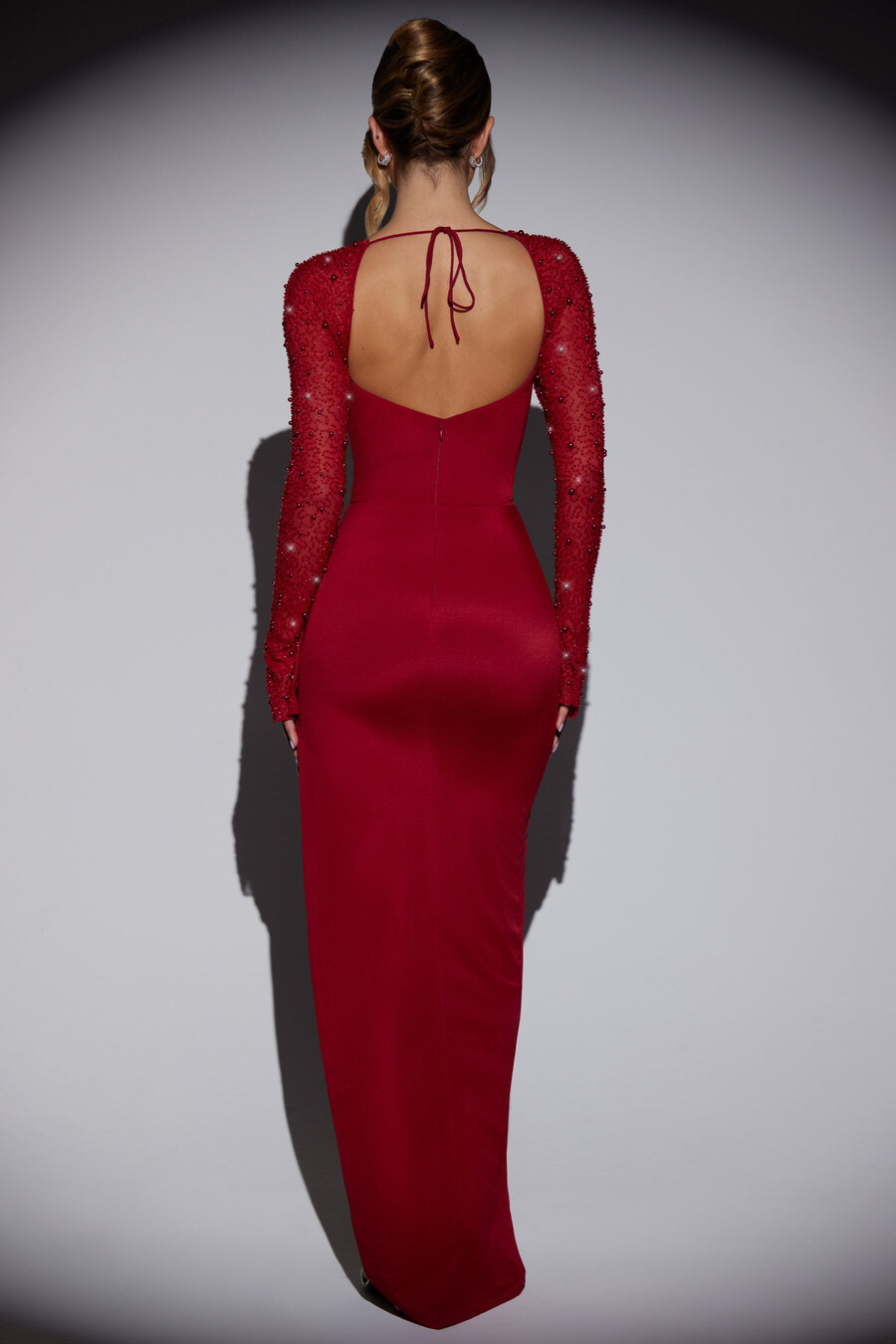 vestido longo vermelho com fenda lateral e detalhes bordados.
