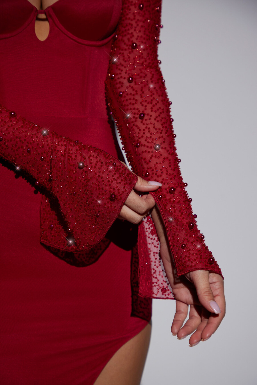 vestido longo vermelho com fenda lateral e detalhes bordados.
