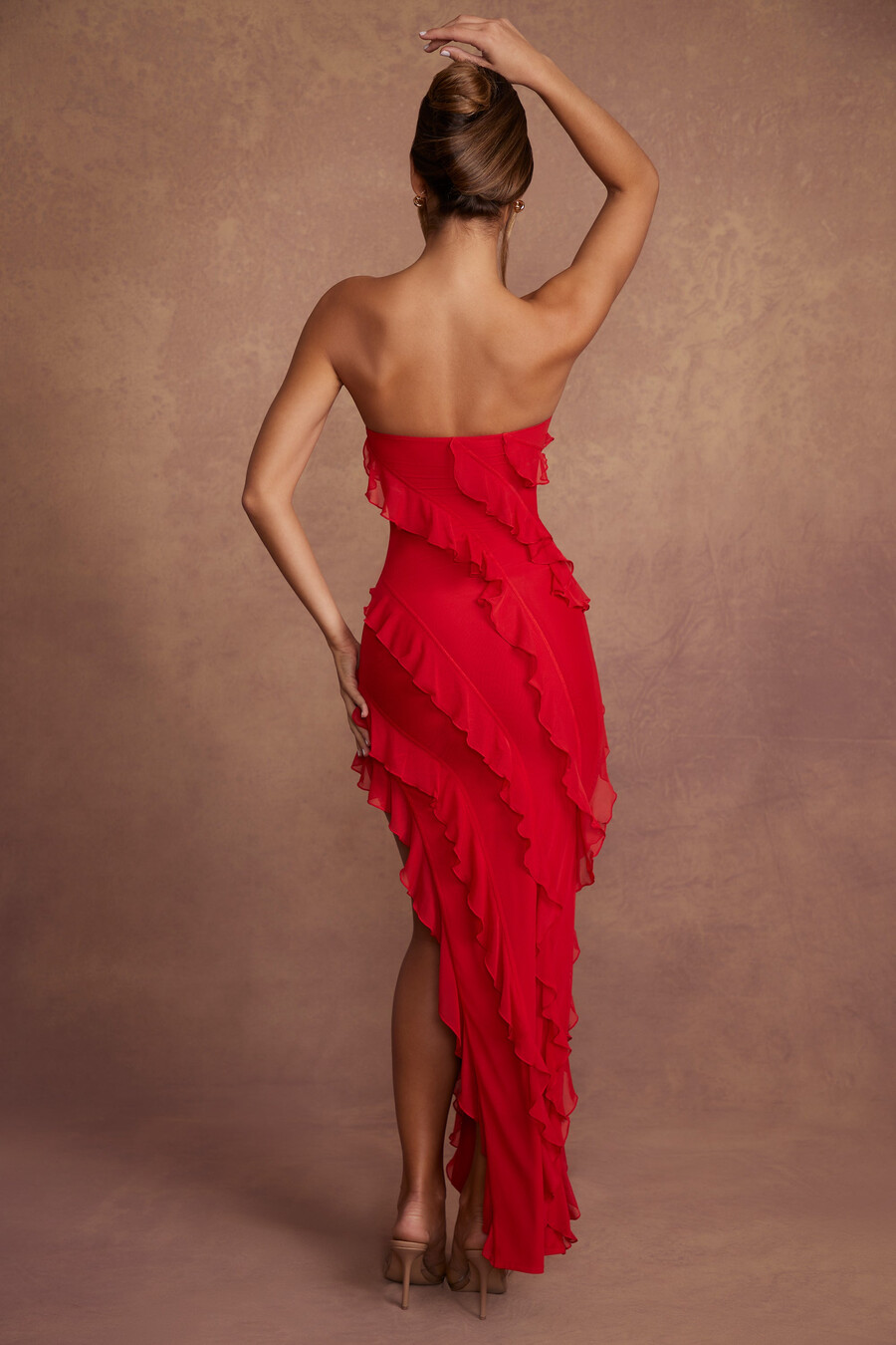 vestido longo tomara que caia com detalhe de babados na cor vermelha