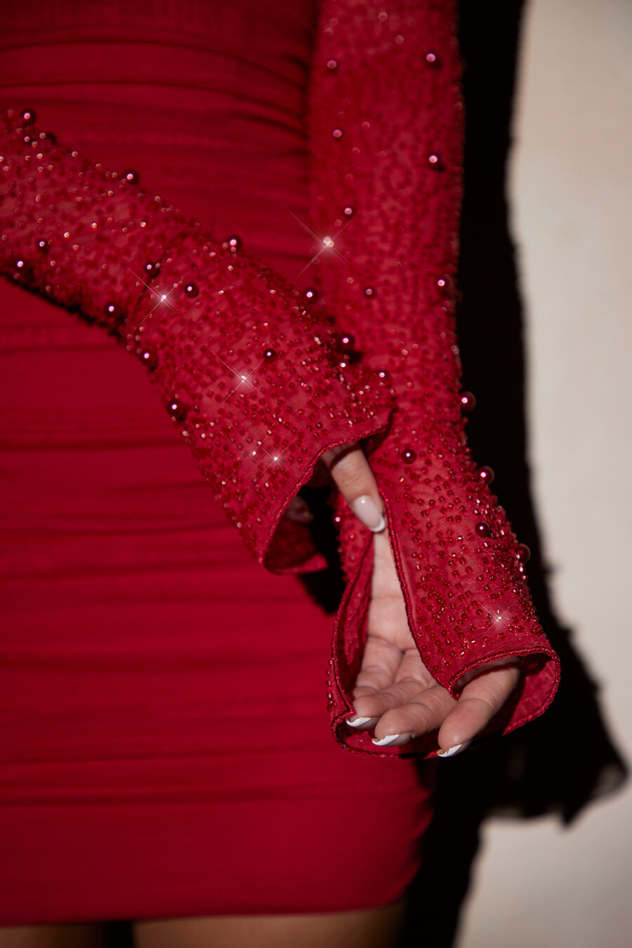 vestido curto de manga comprida com detalhes bordados na cor vermelha.