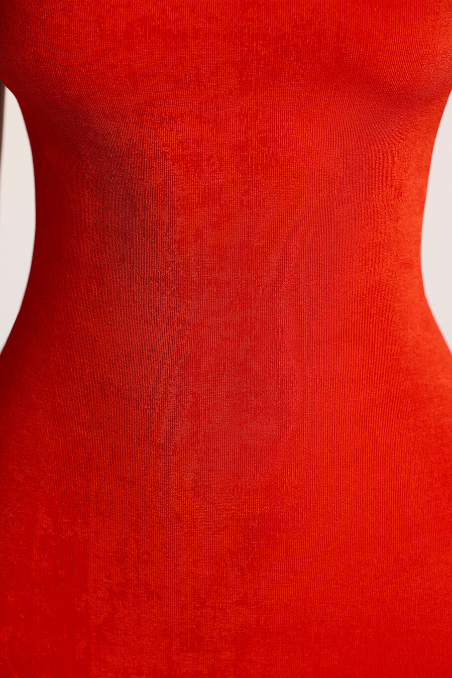 vestido longo texturizado em jérsei com costas abertas na cor vermelho vibrante.