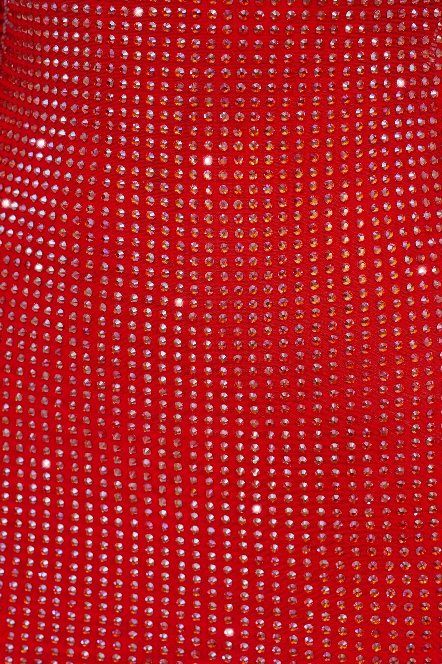 vestido curto vermelho fogo com gola alta e costas drapeadas bordado com aplicações.