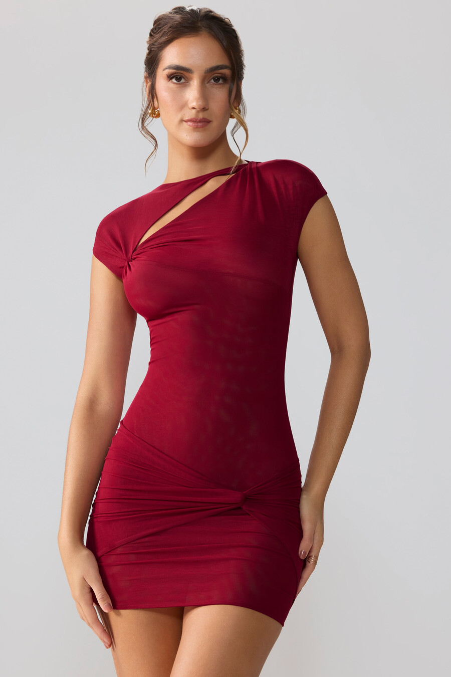 vestido curto de tule com mangas curtas e recortes na cor rubi