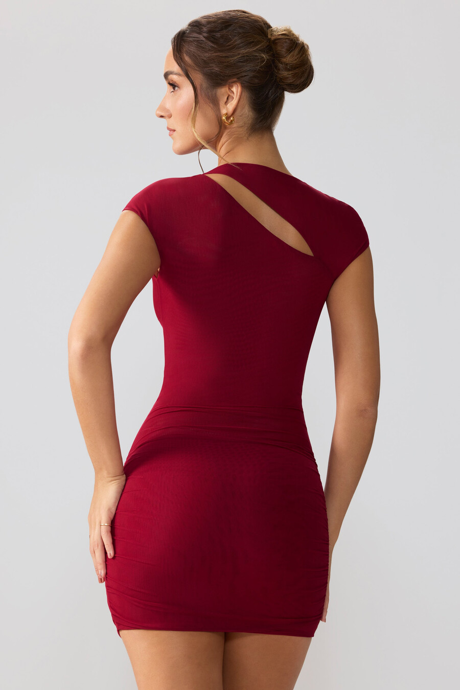 vestido curto de tule com mangas curtas e recortes na cor rubi